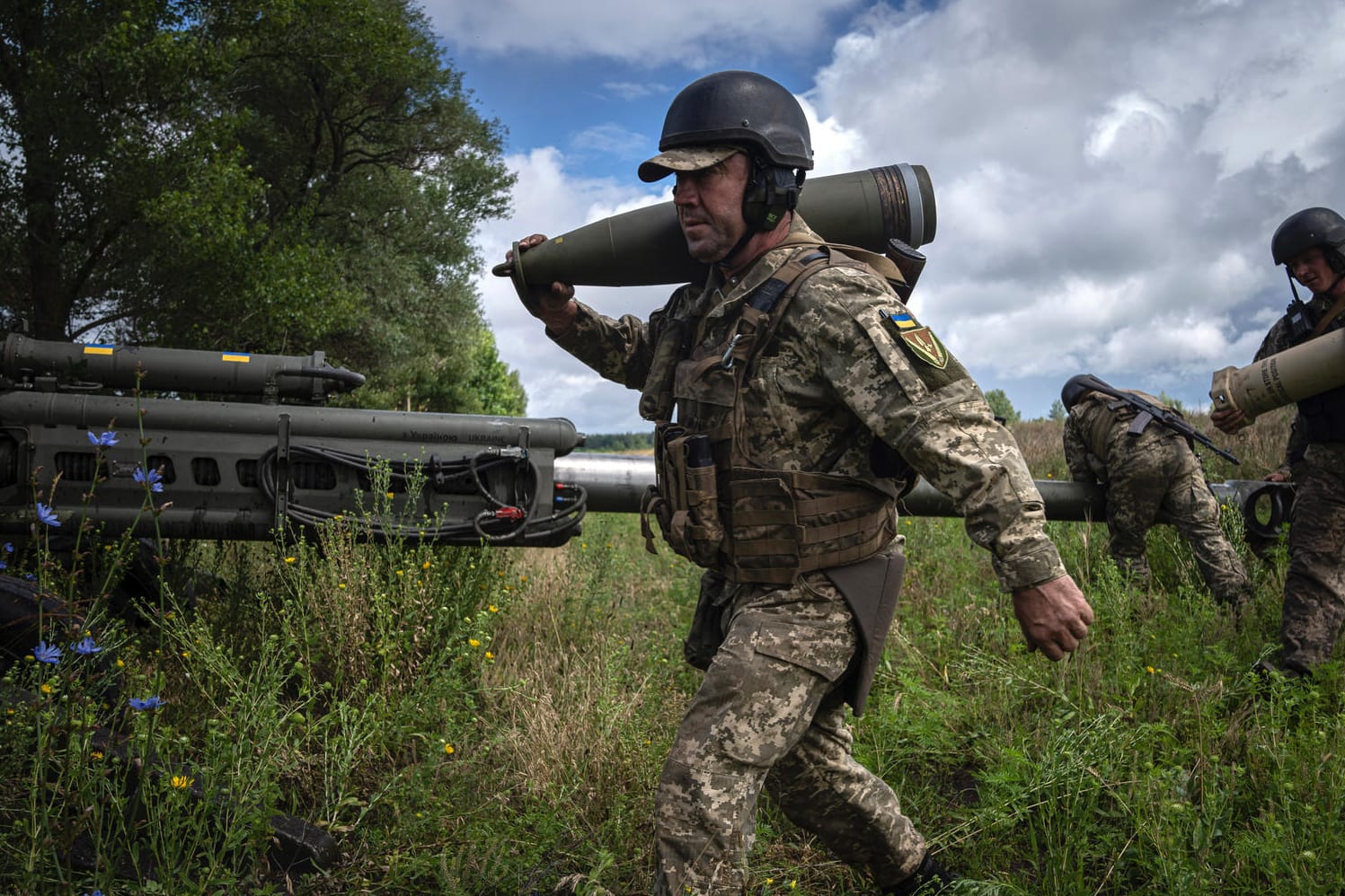 Ein ukrainischer Soldat trägt eine 155-mm-Artilleriegranate: EU-Ratspräsident Charles Michel versprach der Ukraine weitere Hilfen.