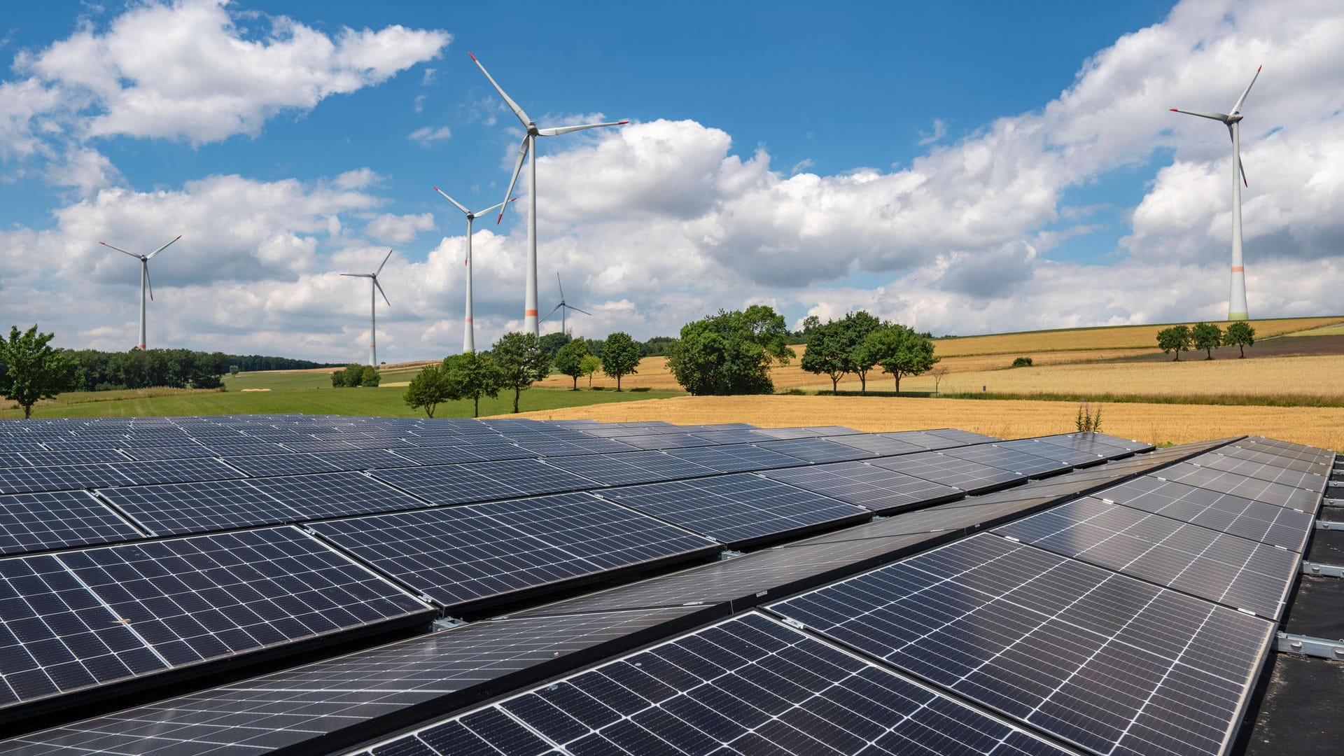 Windpark und Solaranlagen: Besonders die Energieerzeugung durch Photovoltaikanlagen hat deutlich zugenommen (Symbolbild).