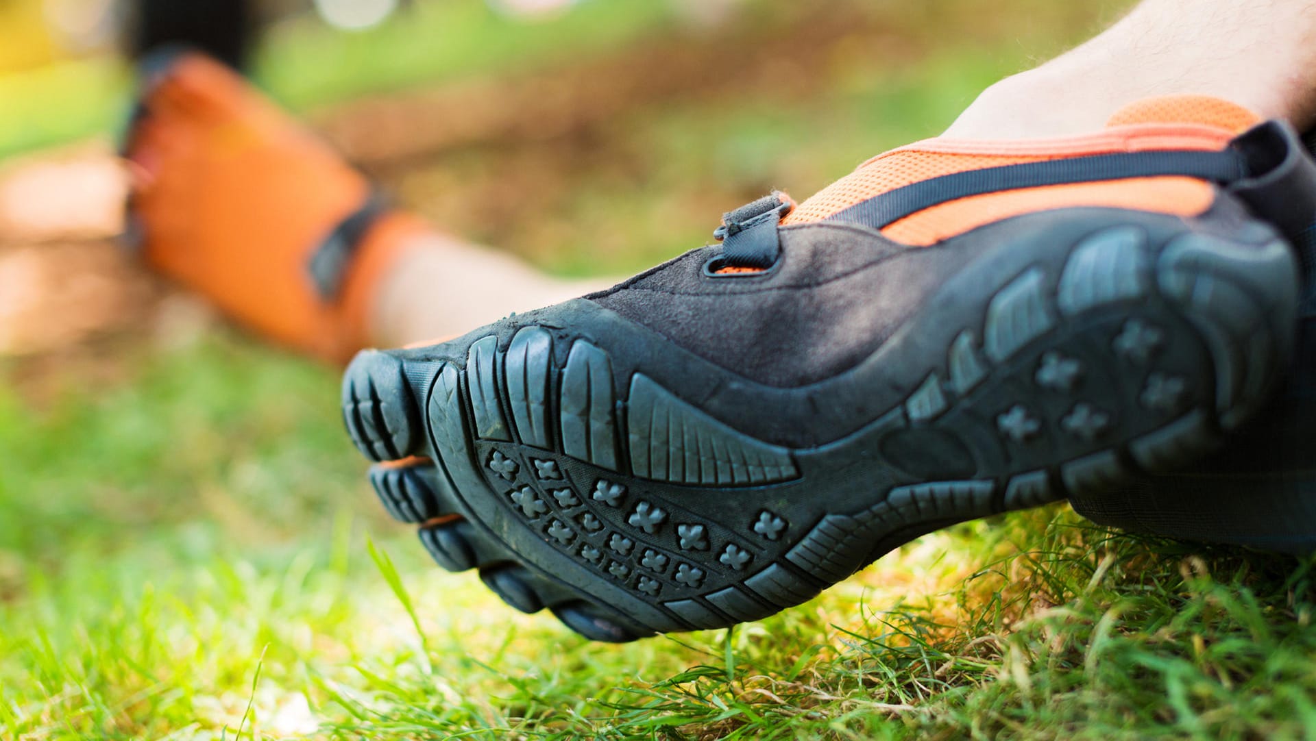 Das Tragen von Barfußschuhen kann Muskeln, Gelenke und Bänder stärken. Allerdings gibt es einige Regeln zu beachten.