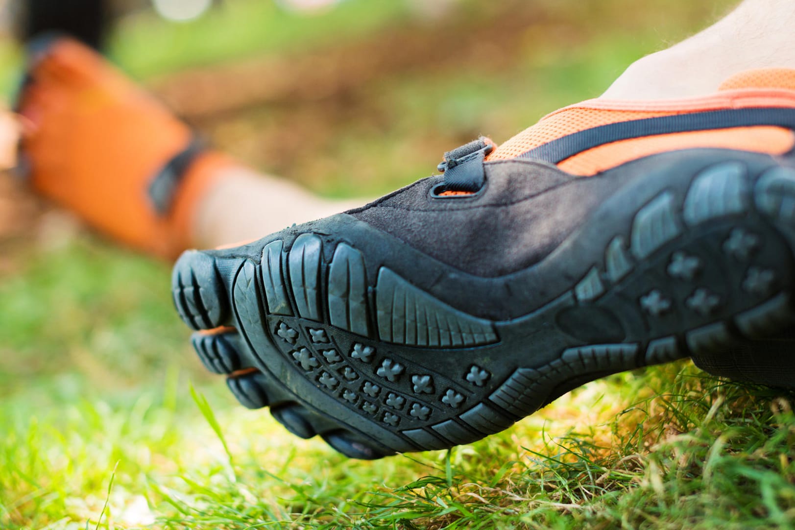 Das Tragen von Barfußschuhen kann Muskeln, Gelenke und Bänder stärken. Allerdings gibt es einige Regeln zu beachten.