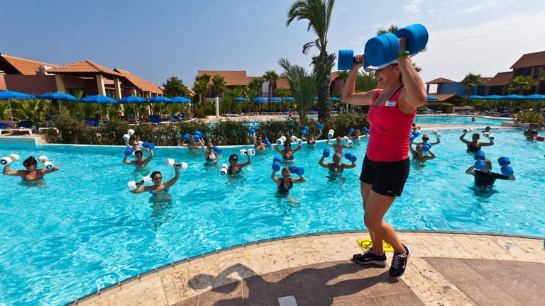 Wassergymnastik im Swimmingpool: Viele Hotels bieten bereits Fitness-Kurse an.