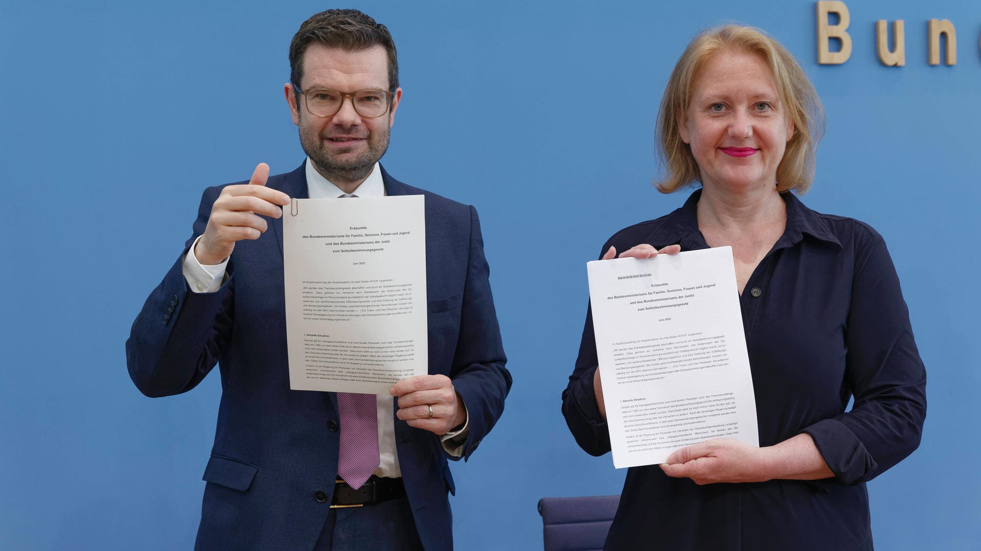 Lisa Paus stellt mit Justizminister Marco Buschmann die Eckpuntke des Selbstbestimmungesetzes vor.