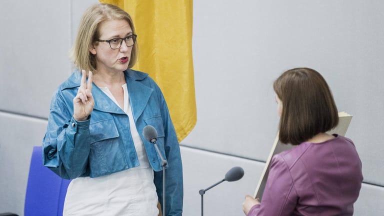 Lisa Paus wird von ihrer Parteikollegin und Bundestagsvizepräsidentin Katrin Göring-Eckardt im April im Bundestag als Ministerin vereidigt.