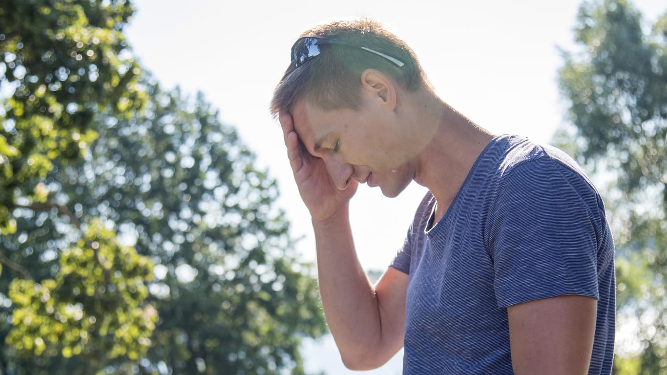 Starke Kopfschmerzen und Schwindel: Diese Symptome können auf einen Sonnenstich hindeuten.