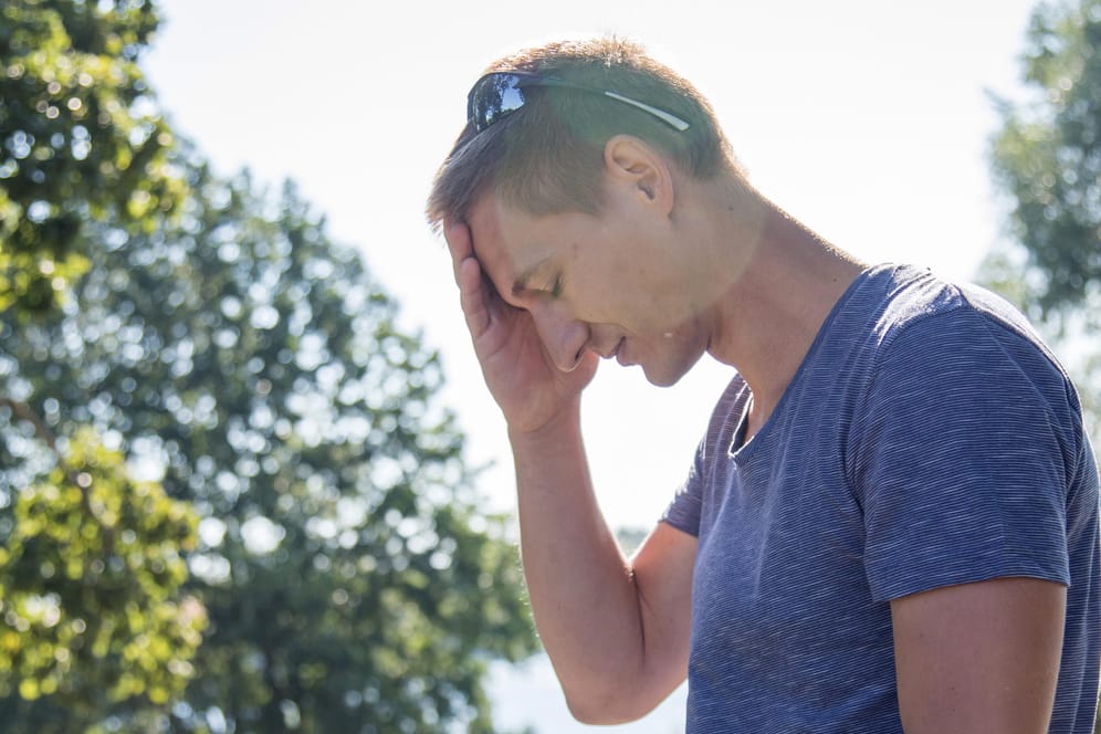 Starke Kopfschmerzen und Schwindel: Diese Symptome können auf einen Sonnenstich hindeuten.