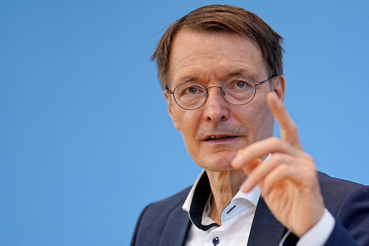 Bundesgesundheitsminister Lauterbach in Berlin (Archiv): Im Herbst und Winter könne sich eine schwierige Lage ergeben.
