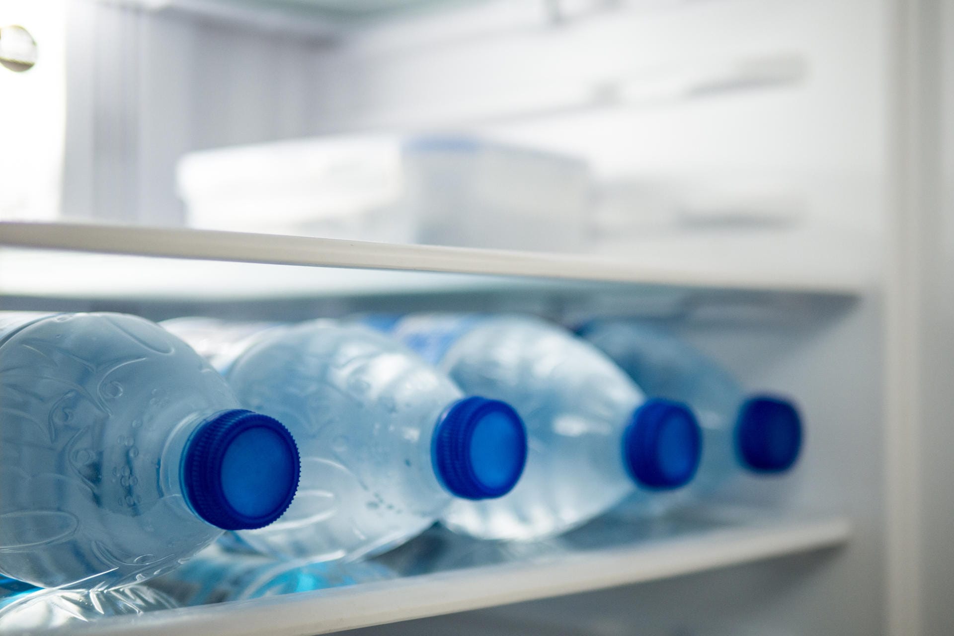 Legen Sie zwei bis vier Wasserflaschen – je nachdem, wie viel Platz Sie haben – in den Kühlschrank. Beim Öffnen des Gerätes sinkt die Innenraumtemperatur nicht so stark, da die Wasserflaschen in diesem Fall wie eine Art Kühlakku wirken.