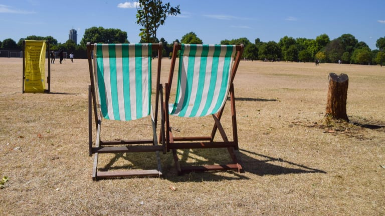Das Gras verbrannt, kaum ein Mensch in Sicht: Der Londoner Hyde Park wirkt ausgestorben. Die derzeitige Hitzewelle trifft auch Großbritannien – dort hat die Regierung den Katastrophenfall ausgerufen.
