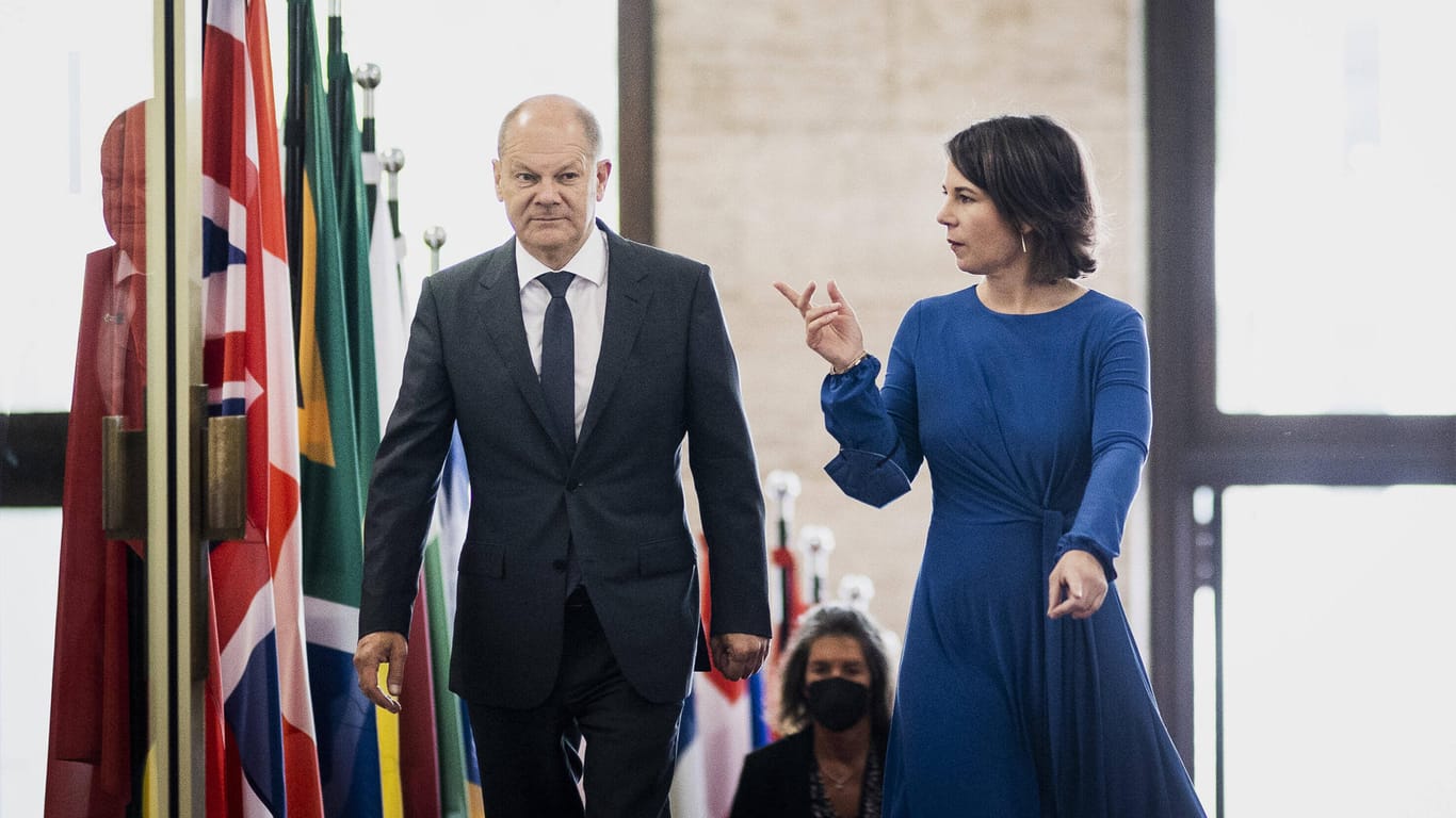 Bundeskanzler Olaf Scholz (l) und Außenministerin Annalena Baerbock: "Niemand kann zufrieden sein damit, dass auch bei uns der Anteil der Kohleverstromung gerade wieder steigt."