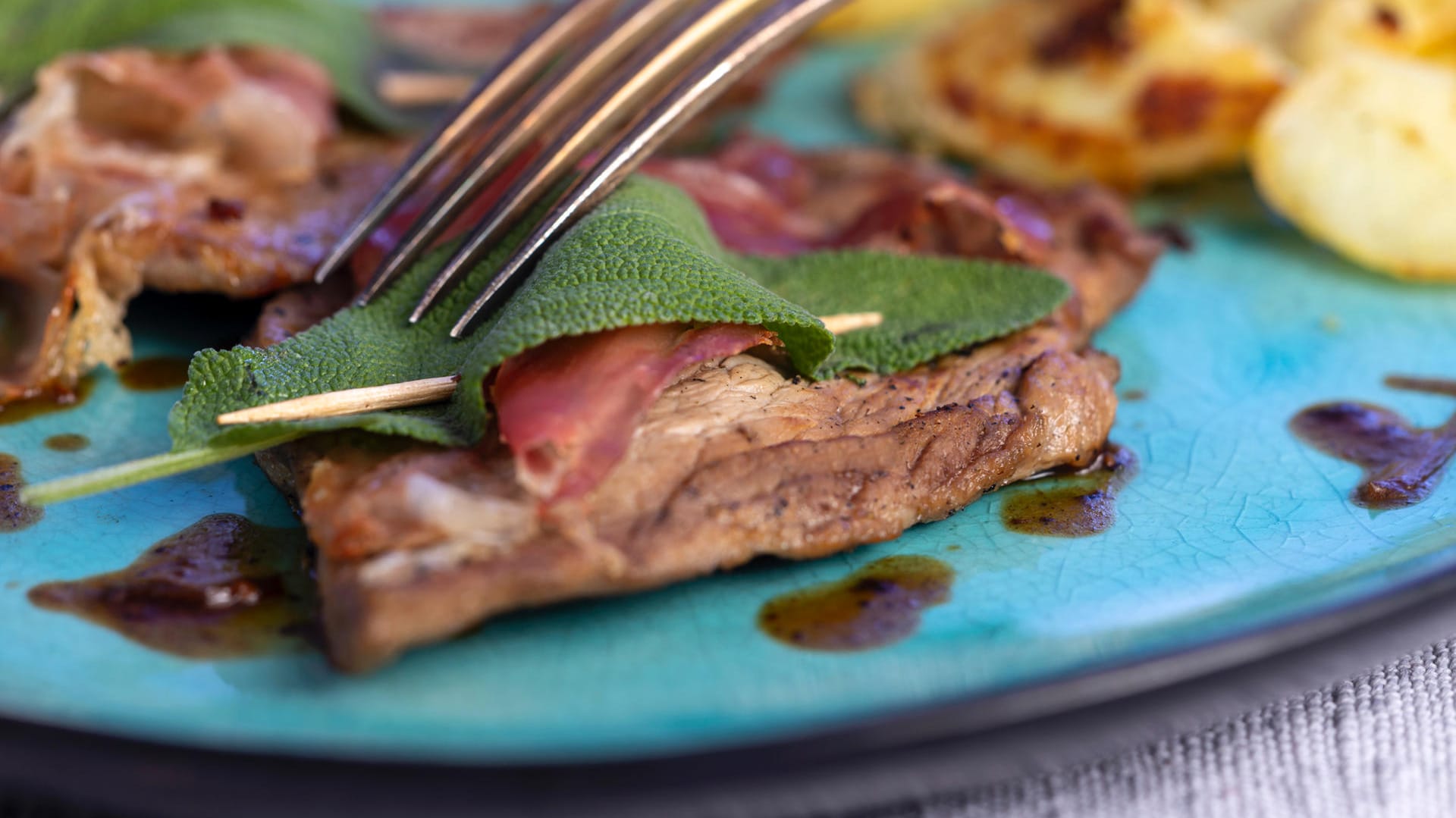 Saltimbocca alla Romana: Der Clou des italienischen Schnitzelklassikers ist das Salbeiblatt auf rohem Schinken.