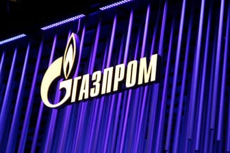 Gazprom-Logo (Symbolbild): Der Staatskonzern will sich wohl vor juristischen Klagen schützen.