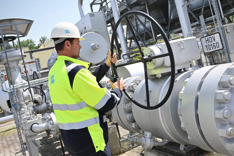 Ein Uniper-Mitarbeiter beim Erdgasspeicher Bierwang (Symbolbild): Das Unternehmen verhandelt mit der Bundesregierung über staatliche Hilfen.