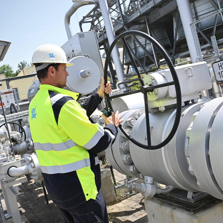 Ein Uniper-Mitarbeiter beim Erdgasspeicher Bierwang (Symbolbild): Das Unternehmen verhandelt mit der Bundesregierung über staatliche Hilfen.