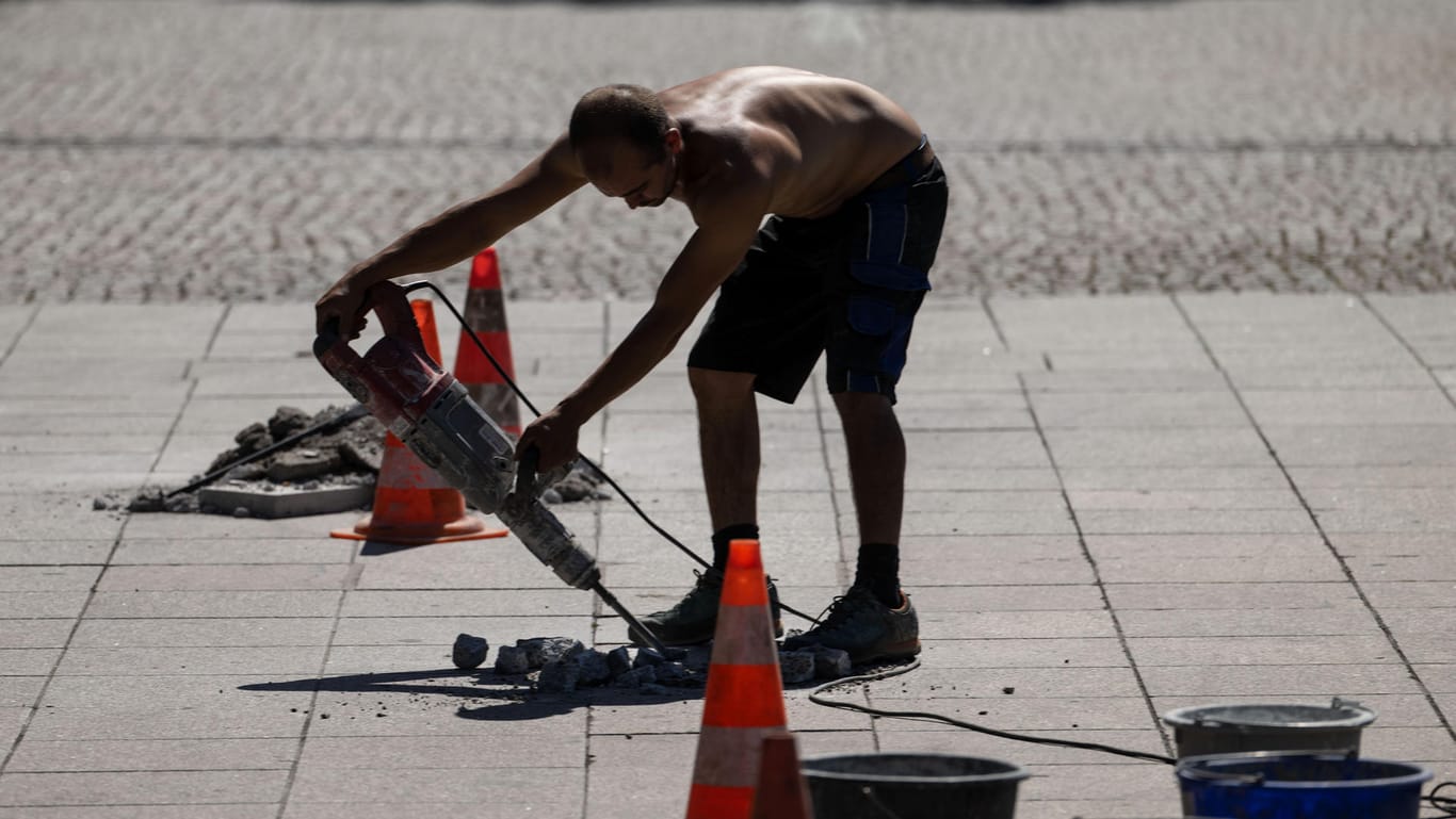 Ein Bauarbeiter mit einem Presslufthammer in Stuttgart: Forderungen nach Hitzefrei für Arbeiter mit Freiluftberufen werden laut.
