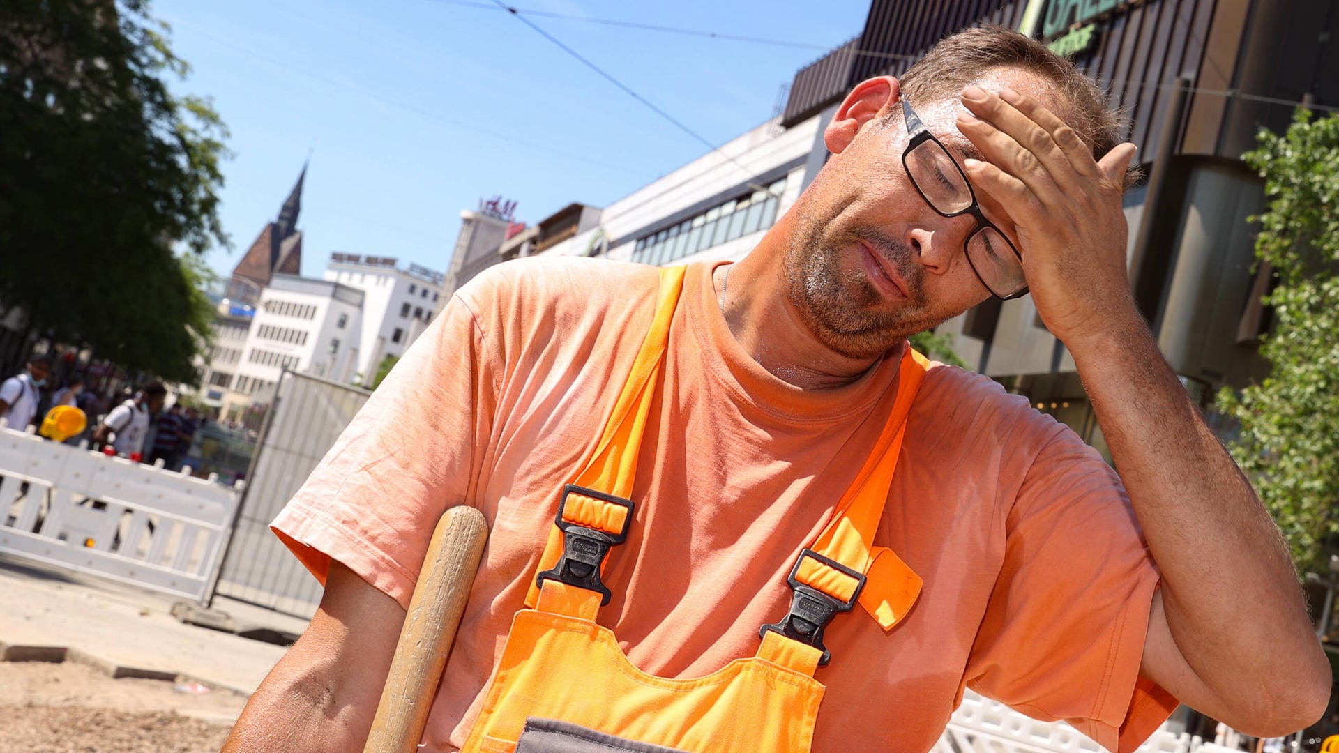 Ein Bauarbeiter schwitzt bei über 30 Grad in Hannover auf einer Baustelle: Verdi fordert längere Pausen und früheren Feierabend.