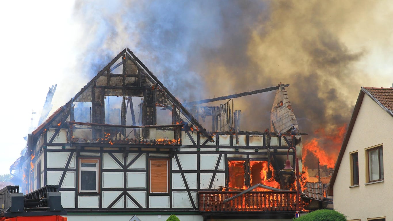 In Thüringen hat ein explodierter Gasbehälter einen Großbrand ausgelöst.