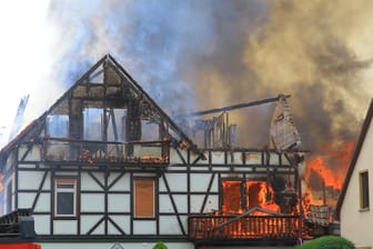 In Thüringen hat ein explodierter Gasbehälter einen Großbrand ausgelöst.