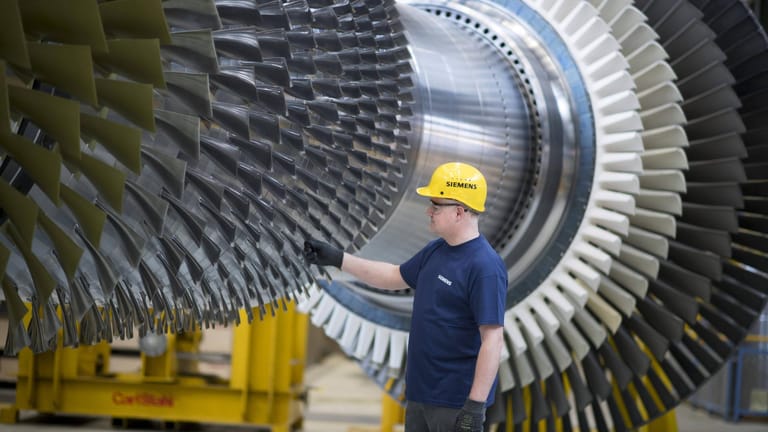 Siemens-Mitarbeiter im Gasturbinenwerk Berlin (Symbolbild): Die Kompressorturbine soll an Russland geliefert werden, damit es keine Vorwände für ausbleibende Gaslieferungen mehr gibt.