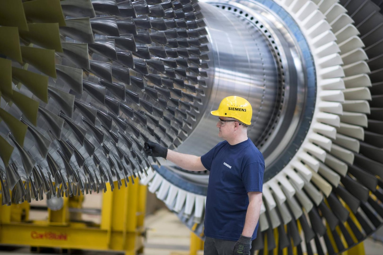 Siemens-Mitarbeiter im Gasturbinenwerk Berlin (Symbolbild): Die Kompressorturbine soll an Russland geliefert werden, damit es keine Vorwände für ausbleibende Gaslieferungen mehr gibt.