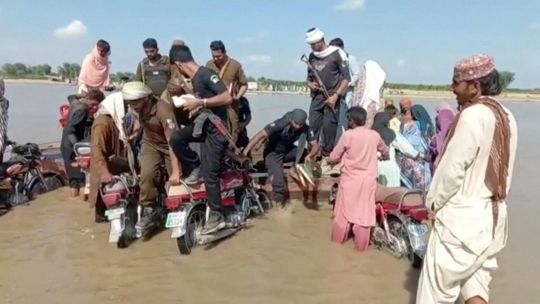 Unglück in Pakistan: Während einer Hochzeitsfeier verunglückte das Boot auf dem Indus-Fluss. Unglück in Pakistan: Während einer Hochzeitsfeier verunglückte das Boot auf dem Indus-Fluss.