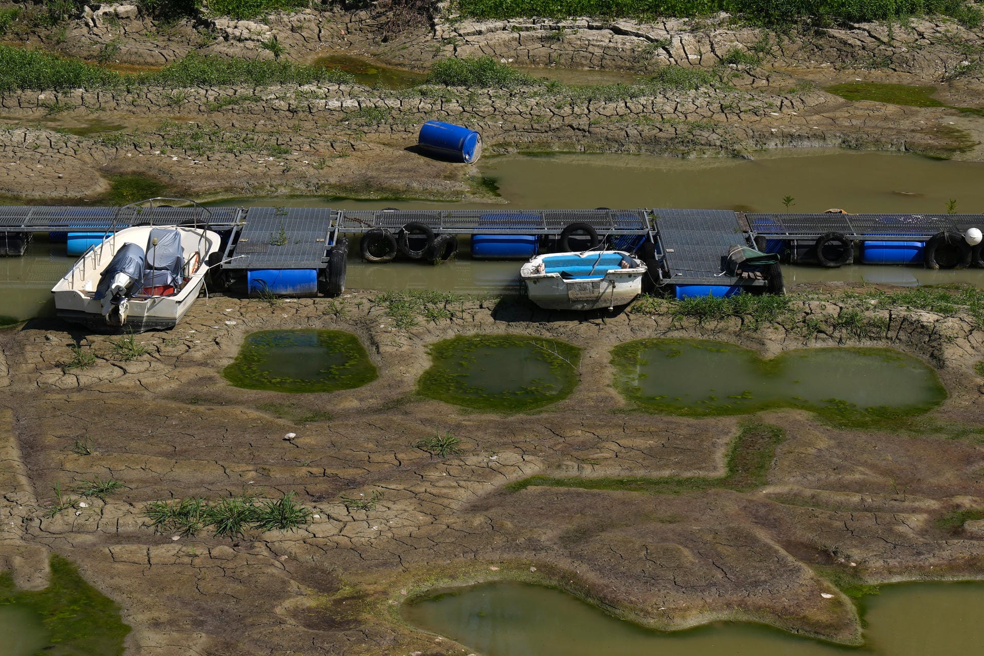 Torricella, Italien: Boote liegen in einem Touristenhafen auf dem ausgetrockneten Flussbett des Pos.