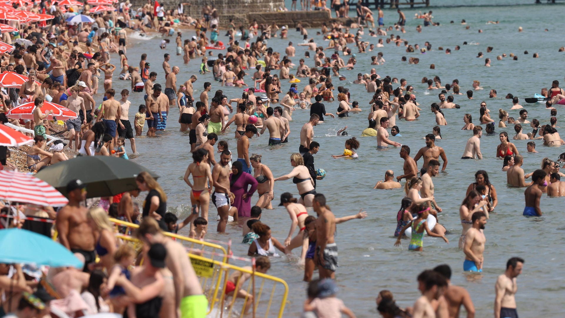 Brighton, Großbritannien: Die Menschen im Süden Englands suchten Abkühlung am Strand.