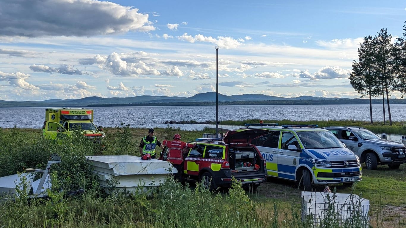 Rettungskräfte am See Siljan: Eine Person wird vermisst.