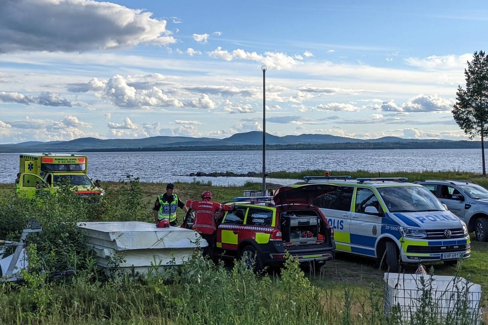 Rettungskräfte am See Siljan: Eine Person wird vermisst.