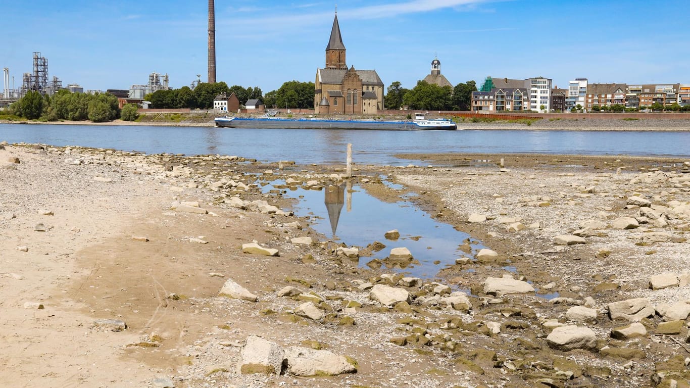 Wegen der Dürre ist der Wasserpegel des Rheins stark gefallen.