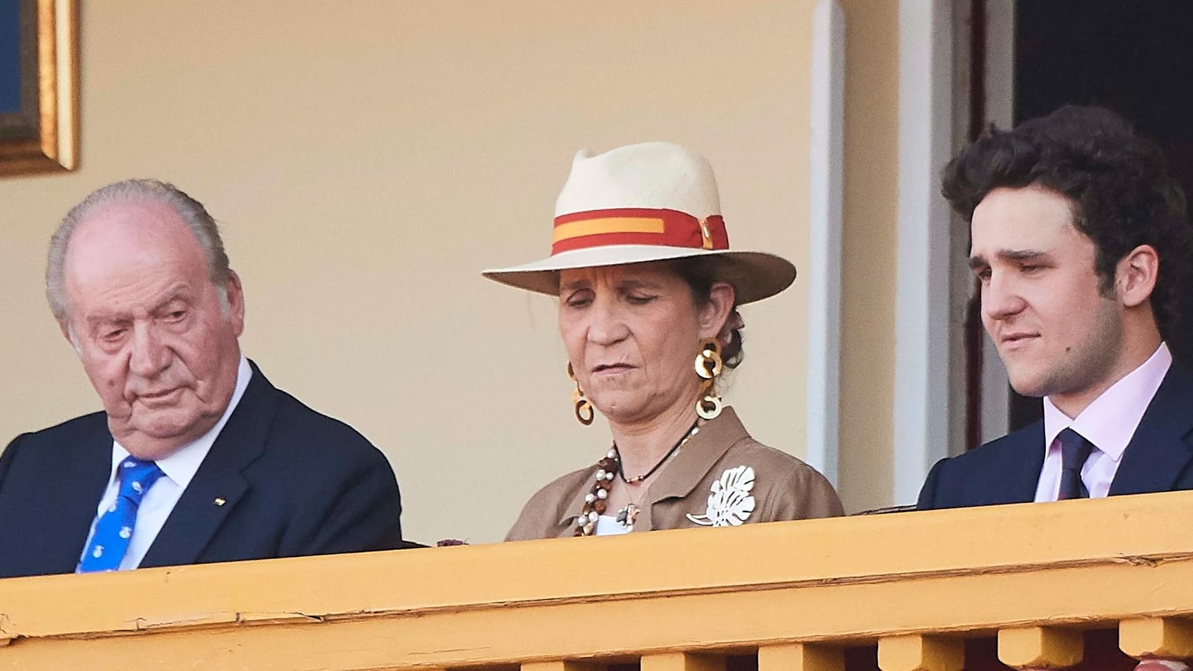 Felipe Juan (r.) ist der Son von Elena von Spanien (M.) und der Enkel des früheren Königs Juan Carlos (l.).