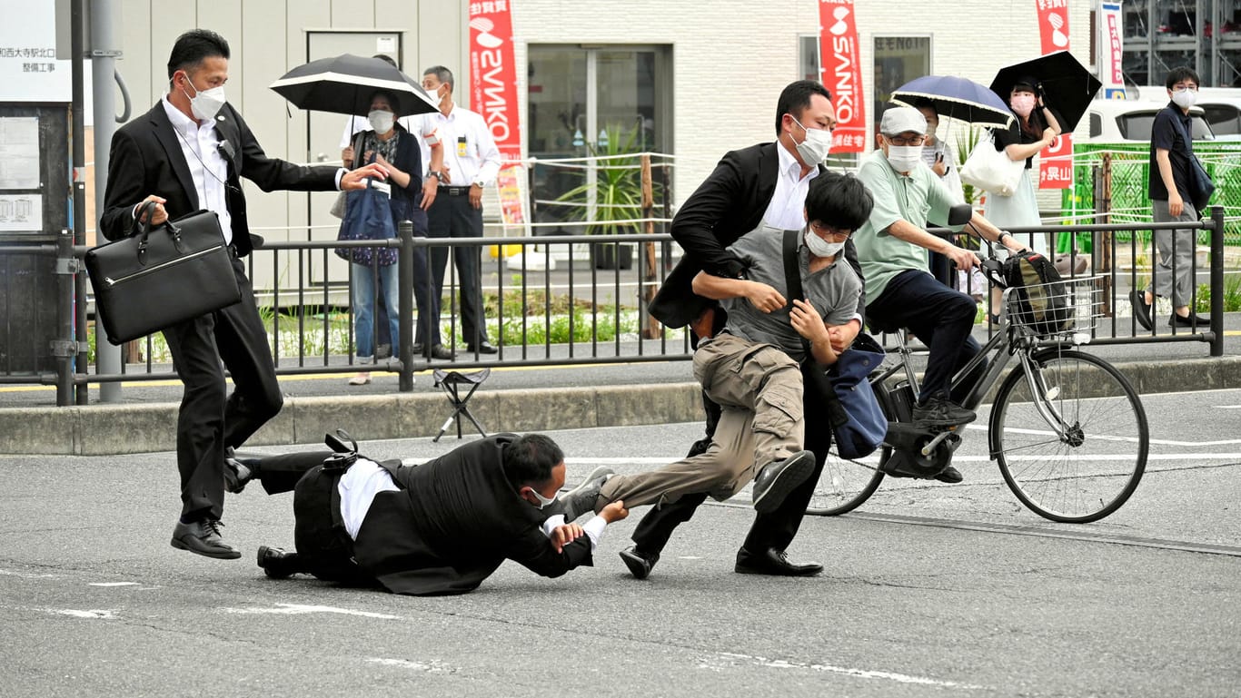 Attentat auf Shinzo Abe: Der mutmaßliche Täter versuchte zu fliehen.