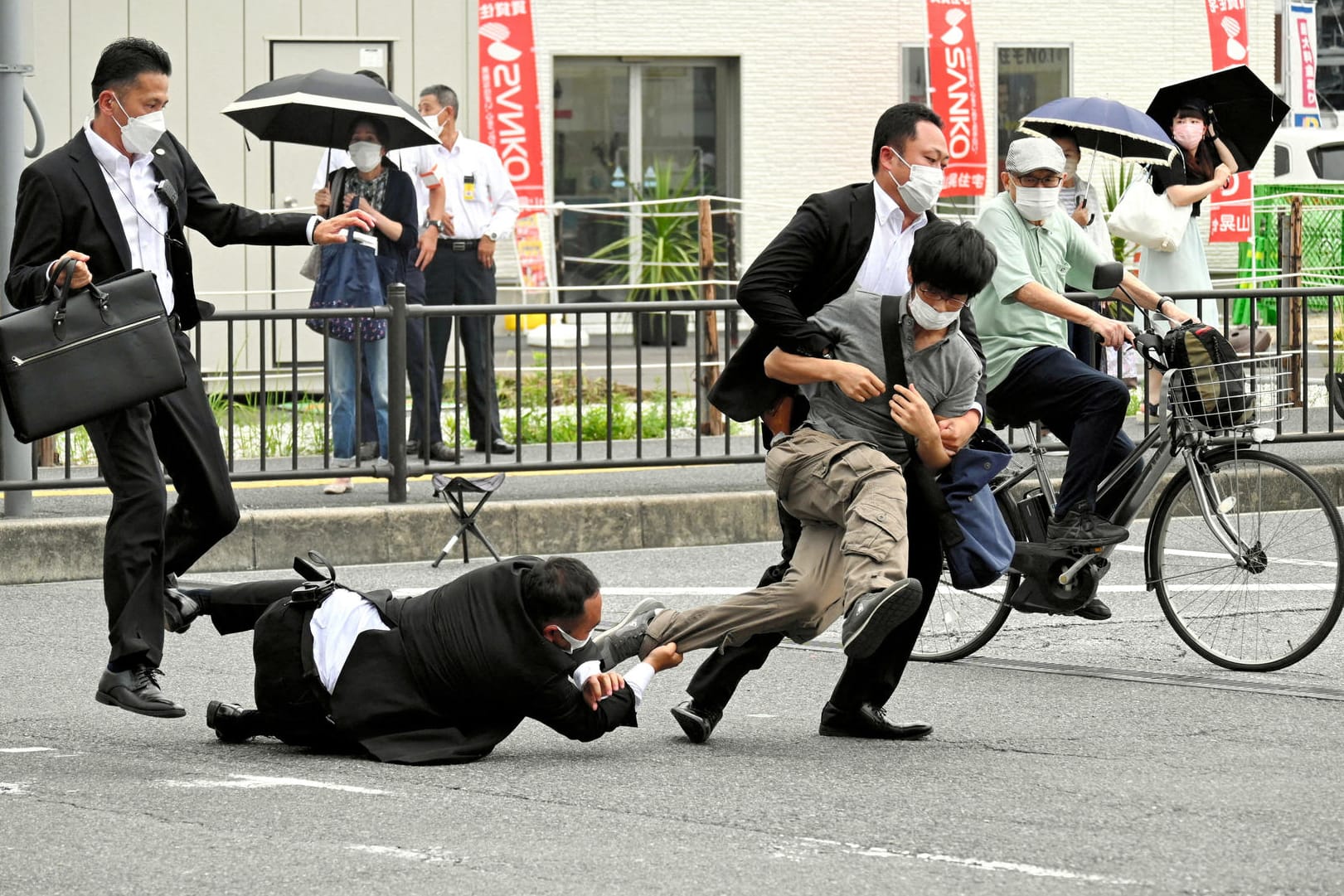 Attentat auf Shinzo Abe: Der mutmaßliche Täter versuchte zu fliehen.