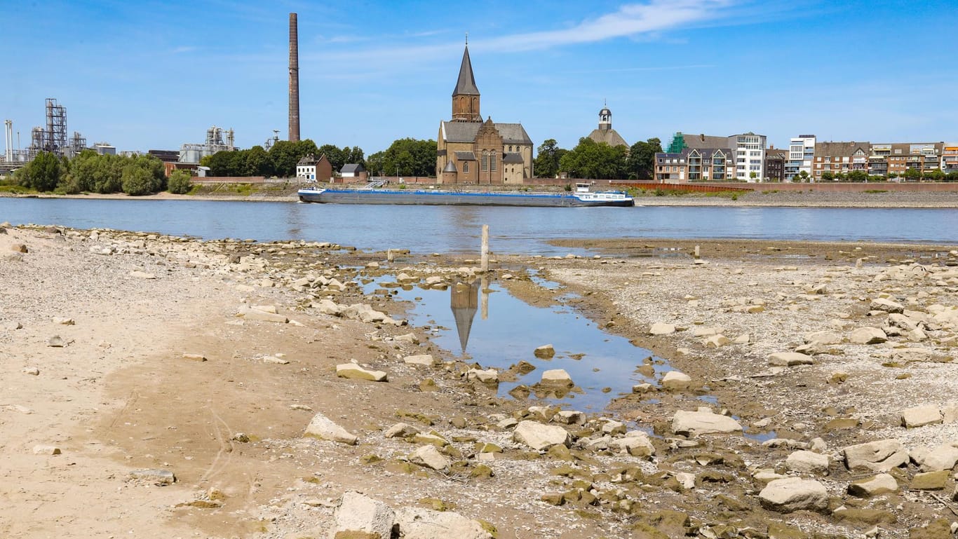 Wegen der Dürre ist der Wasserpegel des Rheins stark gefallen.