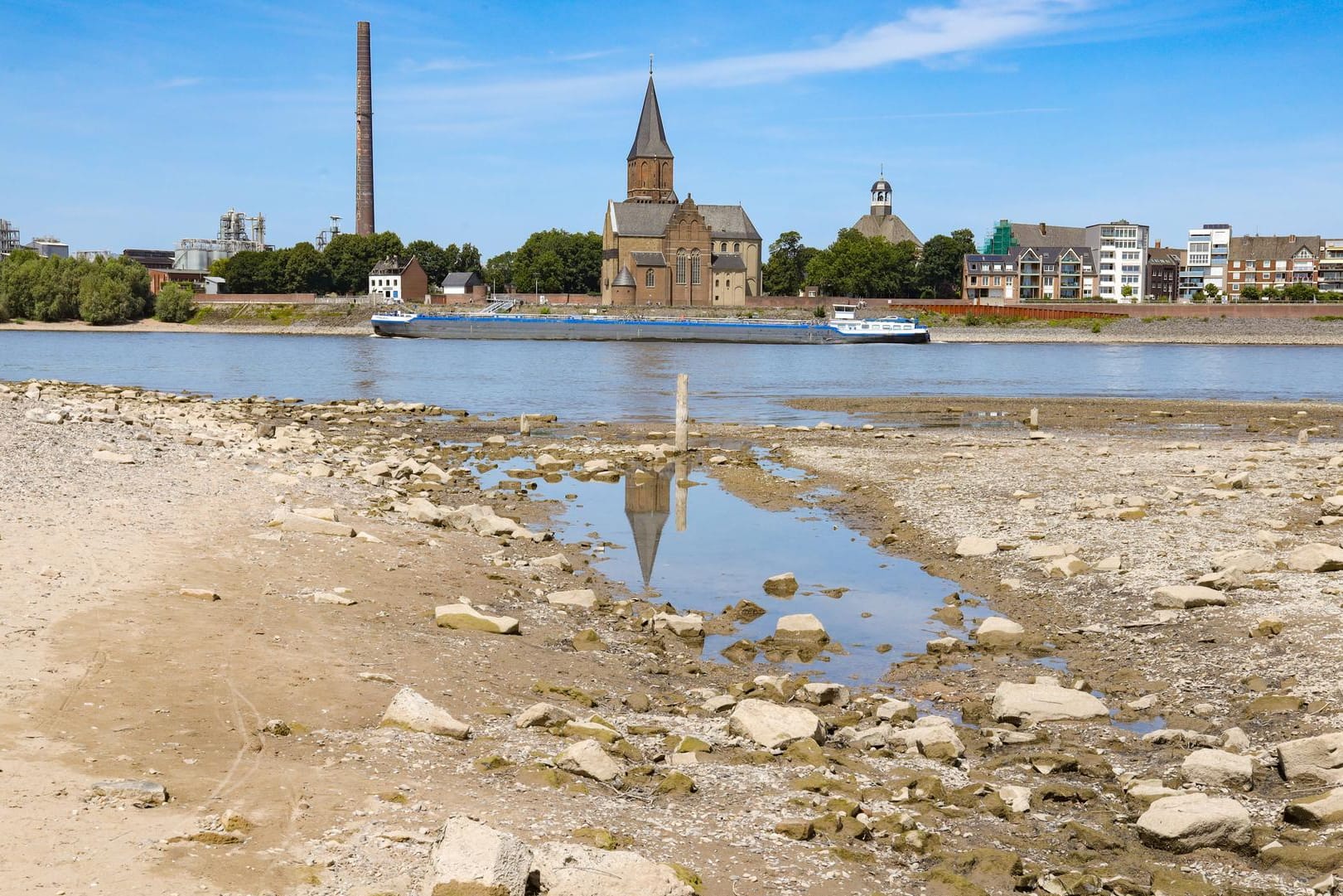 Wegen der Dürre ist der Wasserpegel des Rheins stark gefallen.