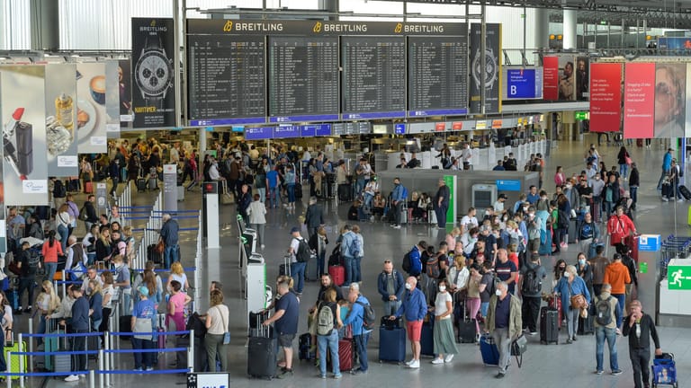 Schlangen am Frankfurter Flughafen (Symbolbild): Auf den Urlaubsandrang sind die deutschen Flughäfen nicht vorbereitet.