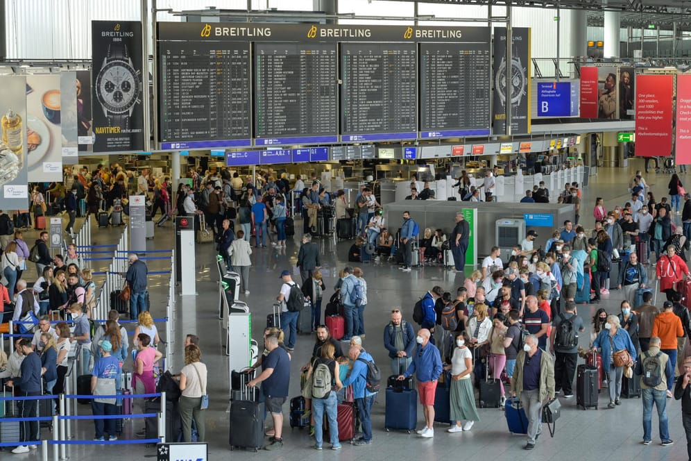 Schlangen am Frankfurter Flughafen (Symbolbild): Auf den Urlaubsandrang sind die deutschen Flughäfen nicht vorbereitet.