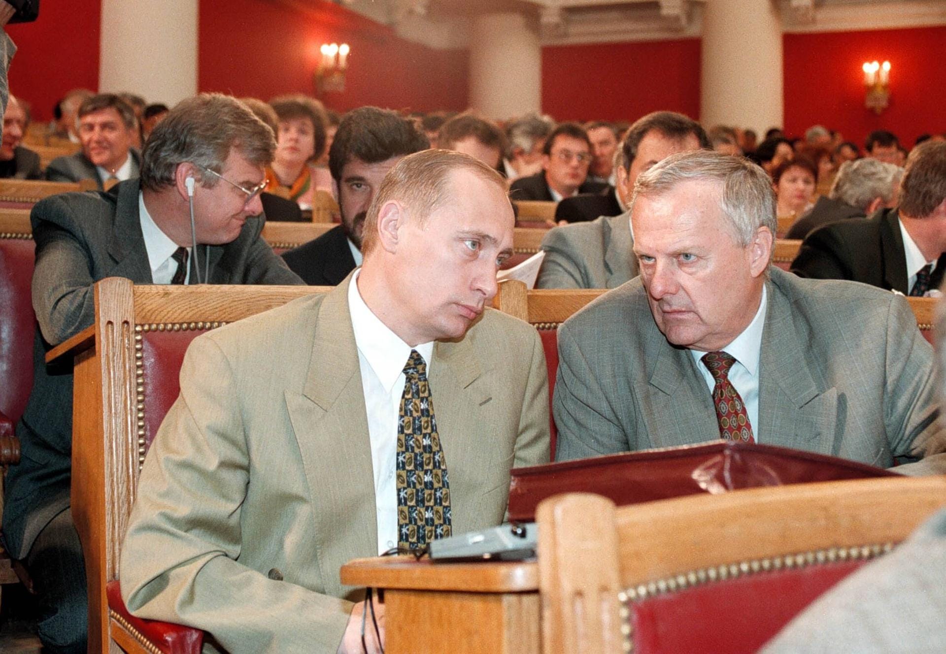 Nach dem Fall der Mauer kehrt Putin nach Russland zurück. In seiner Heimatstadt St. Petersburg arbeitet er als Berater für den Bürgermeister Anatoli Sobtschak.