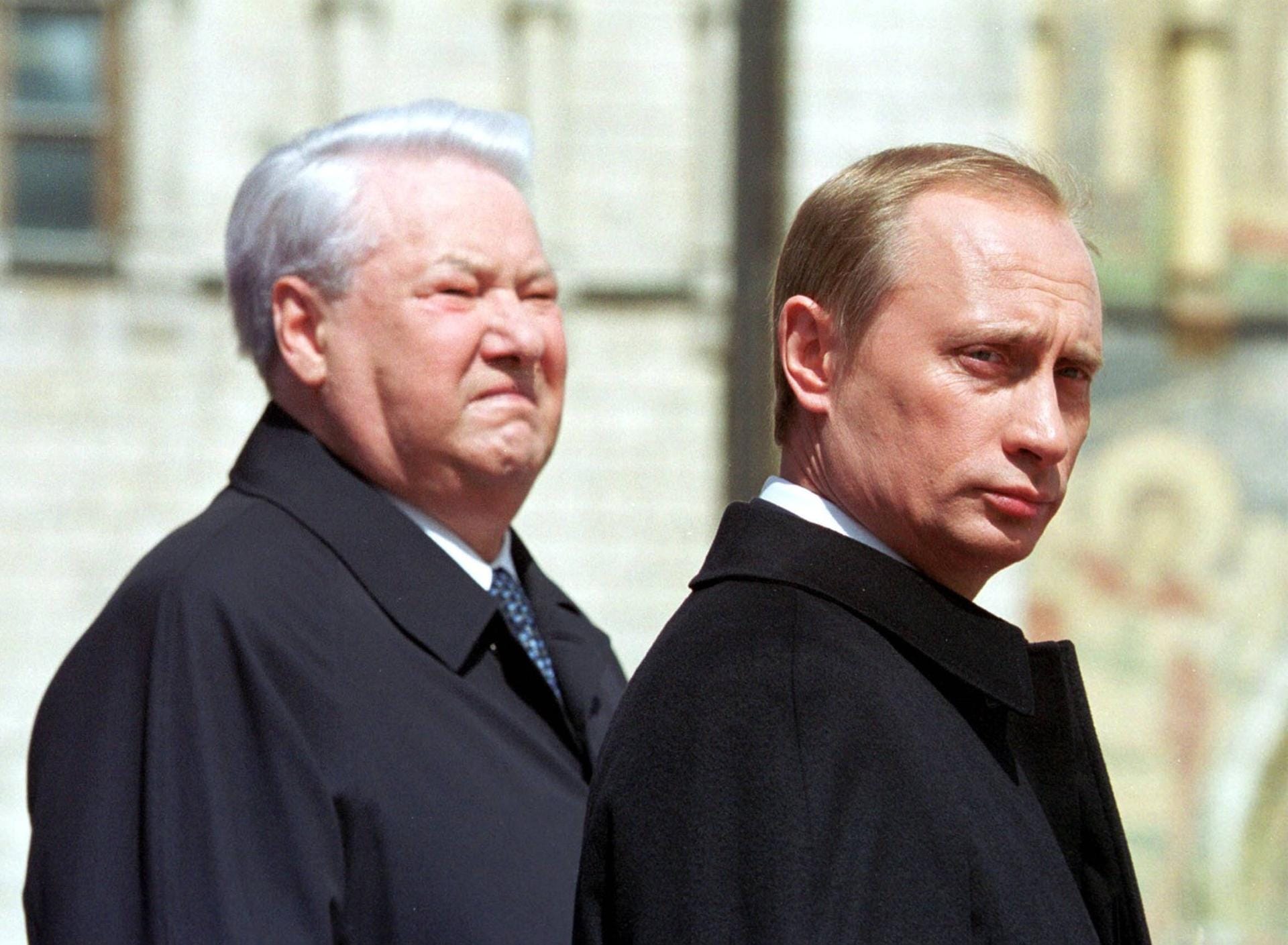 Ende der Neunziger-Jahre nimmt Putins Karriere Fahrt auf: 1998 wird er zunächst Chef des russischen Inlandsgeheimdienstes FSB, 1999 dann zusätzlich Sicherheitsberater für den damaligen Präsidenten Boris Jelzin und schließlich noch im selben Jahr Ministerpräsident.