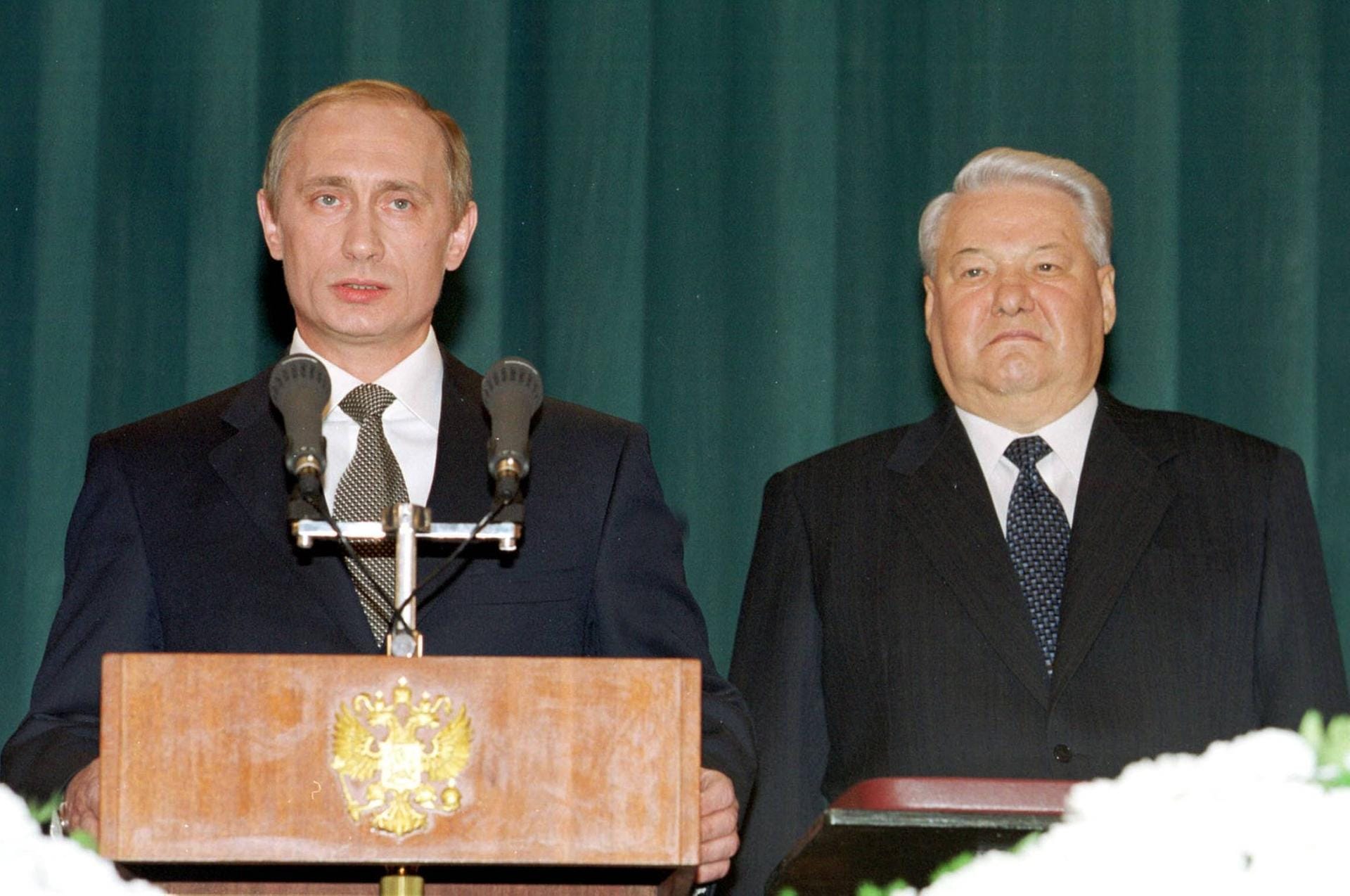 Mit dem Jahrtausendwechsel setzt sich Putin an die Spitze: Am 31. Dezember 1999 verkündet der gesundheitlich angeschlagene Jelzin seinen Rücktritt und übergibt die Amtsgeschäfte an Putin. Wenige Monate später gewinnt er die Präsidentschaftswahl mit 52 Prozent.