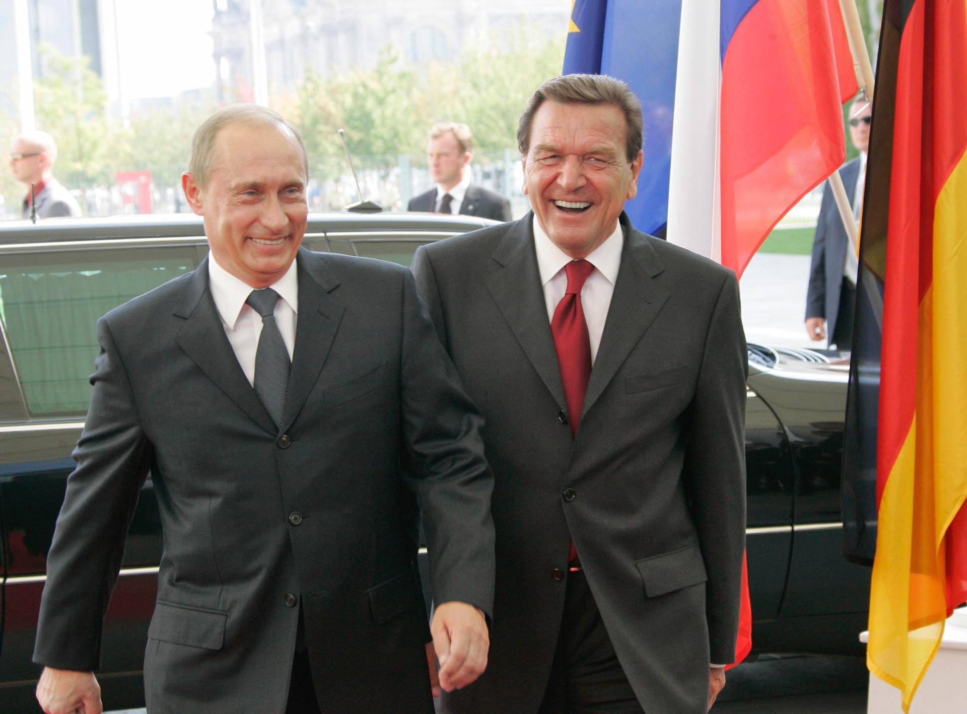Es ist auch der Beginn von Putins Freundschaft mit Bundeskanzler Gerhard Schröder (SPD): 2001 feiern etwa die Familien der beiden Spitzenpolitiker gemeinsam das orthodoxe Weihnachtsfest.