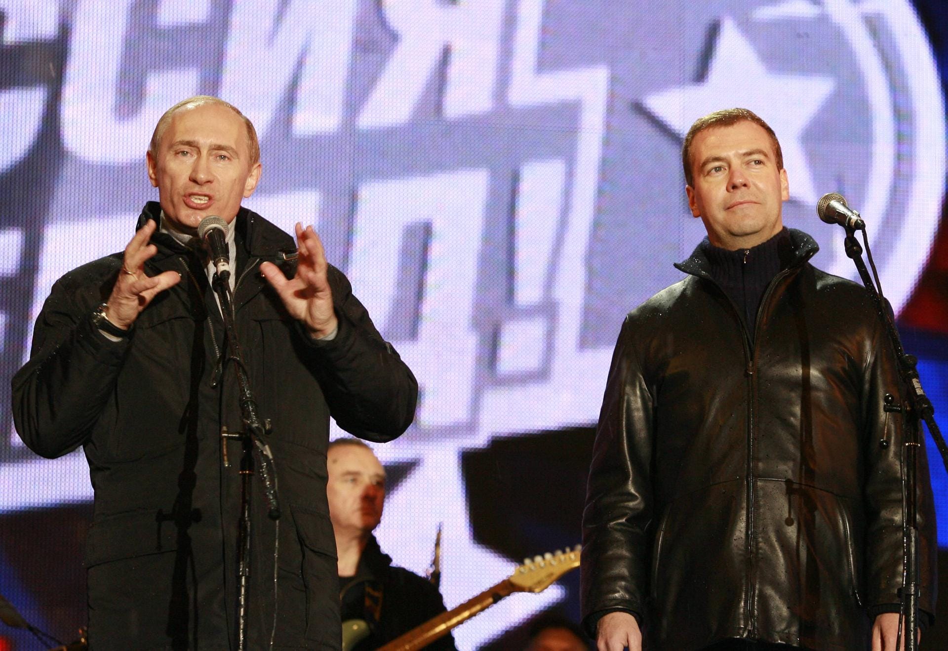 2008 verhindert die Verfassung, dass Putin für eine dritte Amtszeit als Präsident kandidiert: Daraufhin unterstützt er Dmitri Medwedew, der den Posten übernimmt. Putin wird stattdessen vier Jahre Ministerpräsident, ehe er 2012 erneut zum Präsidenten gewählt wird und mit Medwedew die Rollen tauscht.