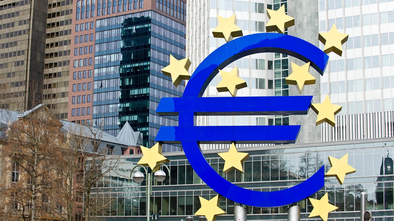 Euro-Zeichen in Frankfurt am Main (Symbolbild): Auch im Juni steigt die Inflation in der Euro-Zone weiter an.