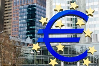 Euro-Zeichen in Frankfurt am Main (Symbolbild): Auch im Juni steigt die Inflation in der Euro-Zone weiter an.