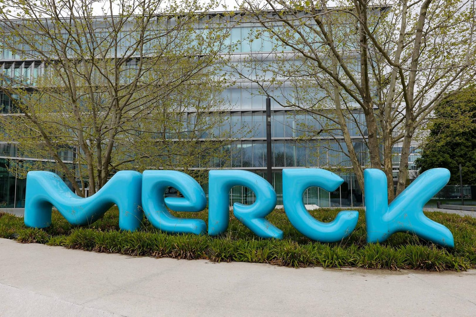 Schriftzug vor der Firmenzentrale in Darmstadt (Symbolbild): Merck sieht keine unmittelbare Gefahr für die Medikamentenproduktion bei Gasengpässen. Schriftzug vor der Firmenzentrale in Darmstadt (Symbolbild): Merck sieht keine unmittelbare Gefahr für die Medikamentenproduktion bei Gasengpässen.