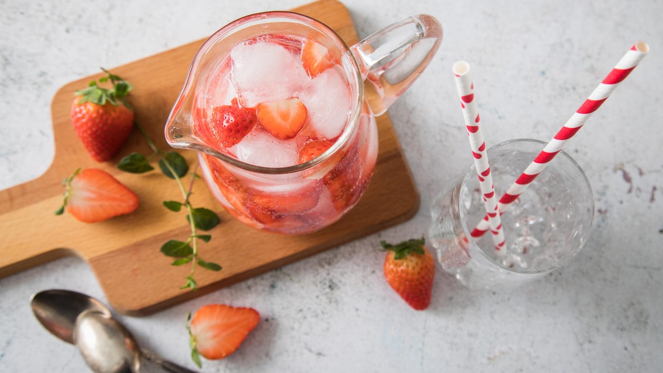 Wasser mit Aroma: Erdbeeren verleihen dem Wasser ein intensives Geschmack und machen in einer schönen Karaffe auch optisch Lust aufs Trinken.