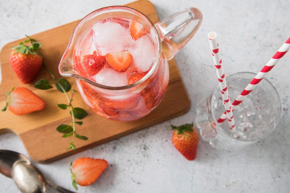 Wasser mit Aroma: Erdbeeren verleihen dem Wasser ein intensives Geschmack und machen in einer schönen Karaffe auch optisch Lust aufs Trinken.
