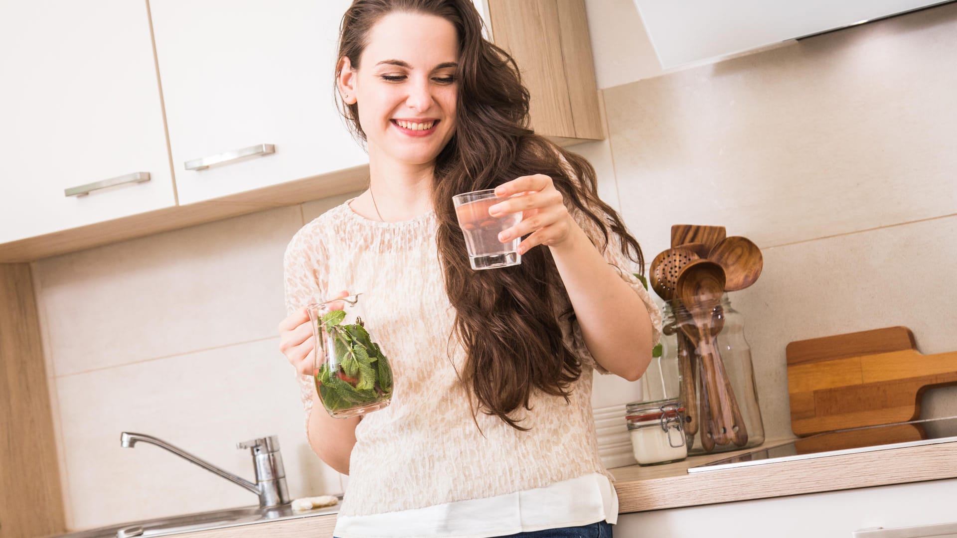 Trick für mehr Geschmack: Je länger Früchte und Kräuter im Wasser verbleiben, desto intensiver wird das Aroma.