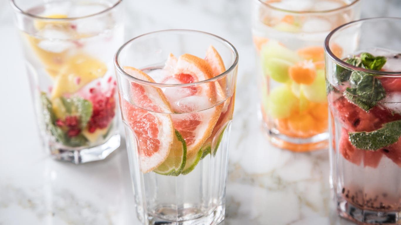 Bunte Aroma-Trickkiste: Auch verschiedene Früchte in einzelnen Gläsern können mit Wasser aufgegossen werden.