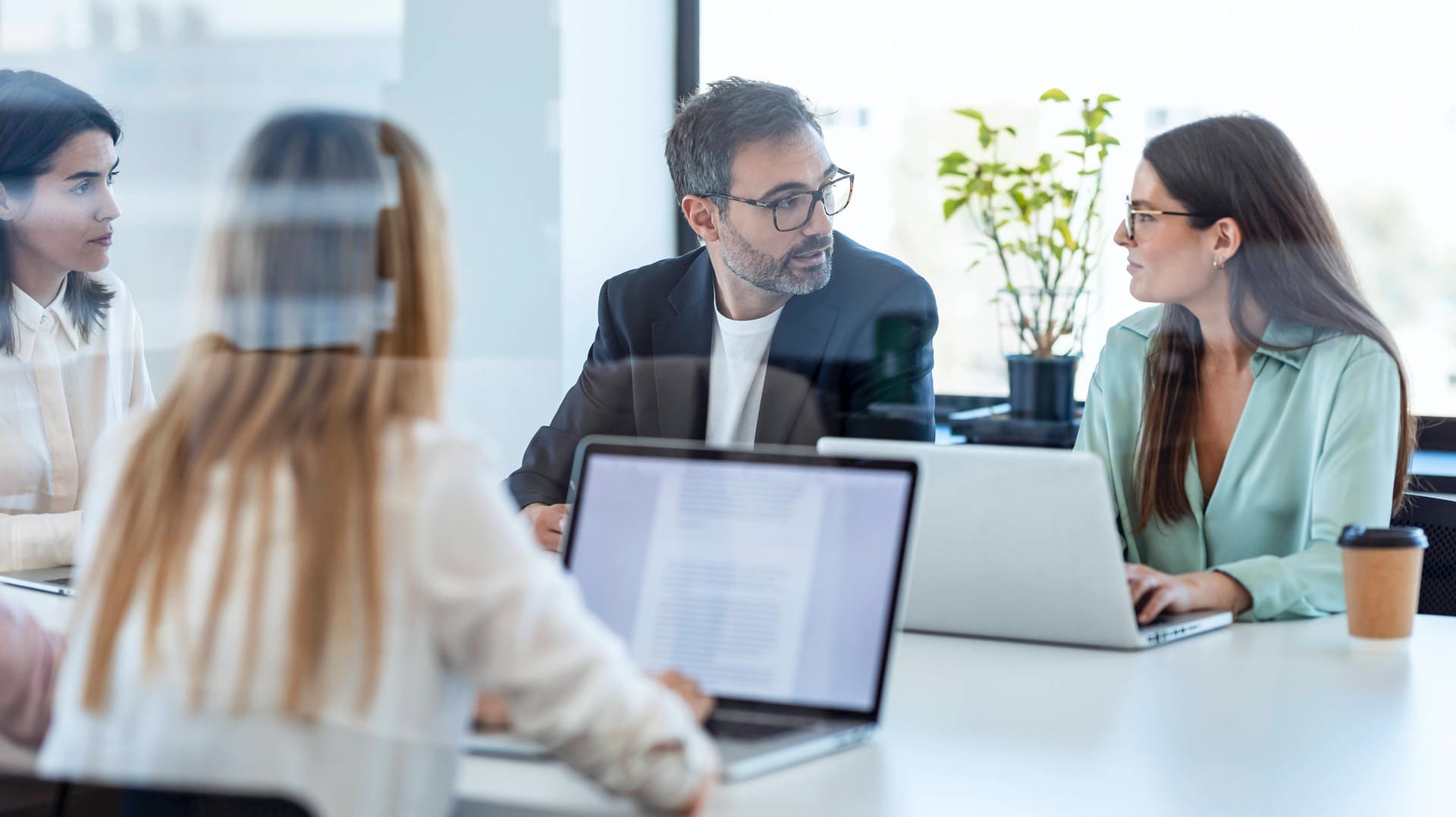 Männer und Frauen bei der Arbeit: Die Reporterin verdiente rund 800 Euro weniger als ihre männlichen Kollegen, zusätzlich weiterer Zulagen (Symbolbild).