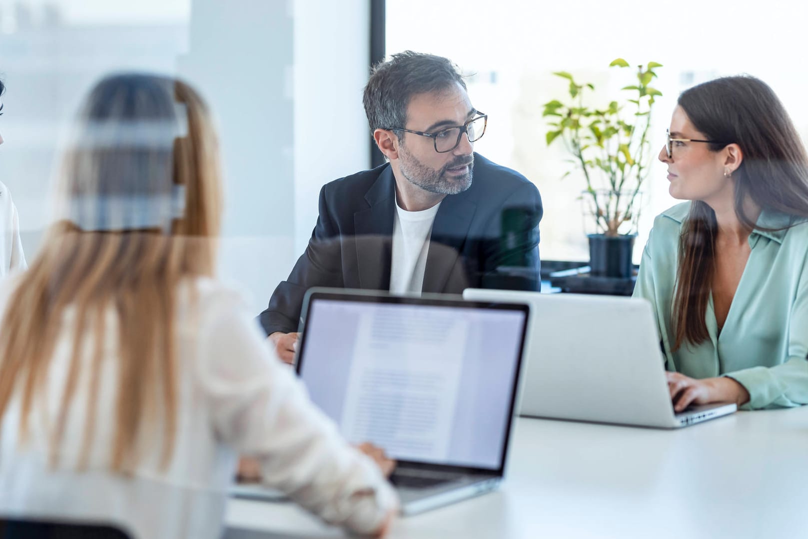 Männer und Frauen bei der Arbeit: Die Reporterin verdiente rund 800 Euro weniger als ihre männlichen Kollegen, zusätzlich weiterer Zulagen (Symbolbild).